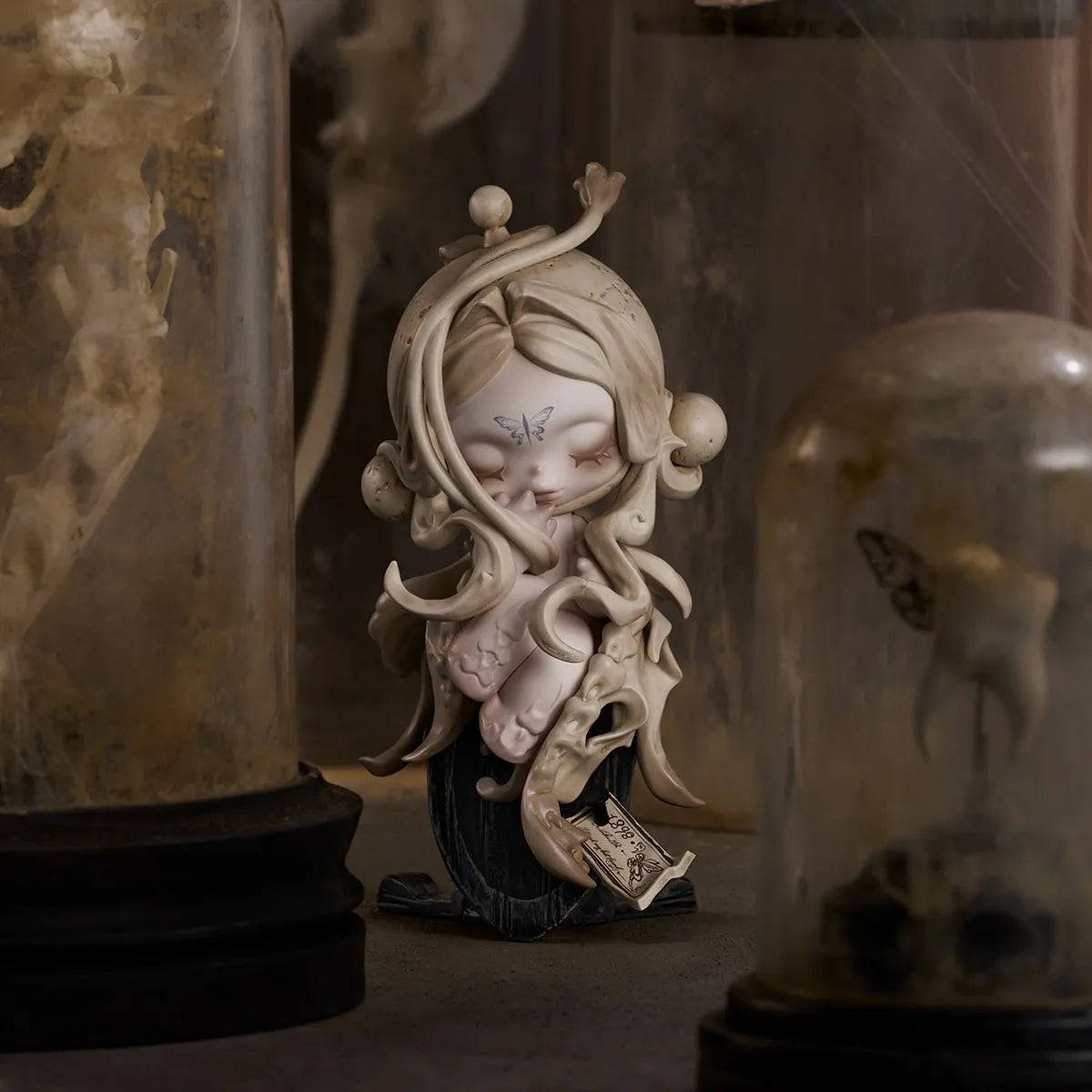 The Attic of Oddities Series Figurea